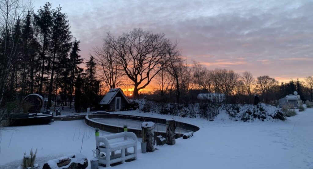 Campingplatz im Winter mit Schnee